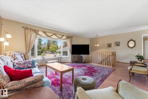 886 Knottwood Road S, Edmonton, AB - Indoor Photo Showing Living Room