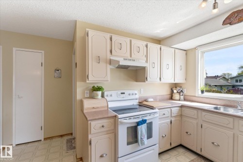 886 Knottwood Road S, Edmonton, AB - Indoor Photo Showing Kitchen