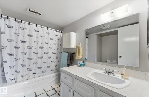 886 Knottwood Road S, Edmonton, AB - Indoor Photo Showing Bathroom