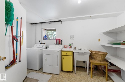 886 Knottwood Road S, Edmonton, AB - Indoor Photo Showing Laundry Room