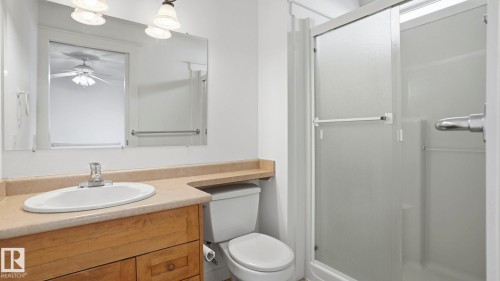 9611 77 Avenue, Edmonton, AB - Indoor Photo Showing Bathroom