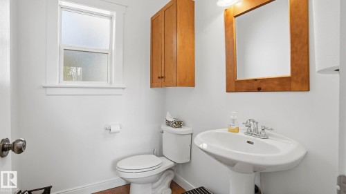 9611 77 Avenue, Edmonton, AB - Indoor Photo Showing Bathroom