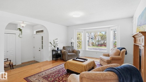 9611 77 Avenue, Edmonton, AB - Indoor Photo Showing Living Room
