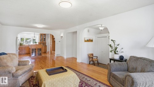 9611 77 Avenue, Edmonton, AB - Indoor Photo Showing Living Room
