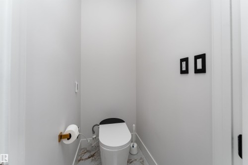 16511 8 Street, Edmonton, AB - Indoor Photo Showing Bathroom