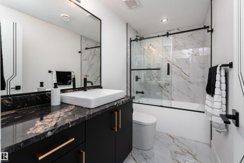 16511 8 Street, Edmonton, AB - Indoor Photo Showing Bathroom