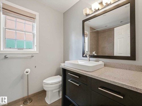 9642 100 Street, Edmonton, AB - Indoor Photo Showing Bathroom