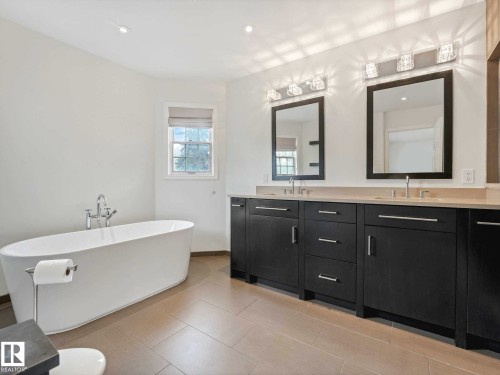 9642 100 Street, Edmonton, AB - Indoor Photo Showing Bathroom