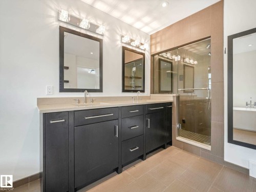 9642 100 Street, Edmonton, AB - Indoor Photo Showing Bathroom