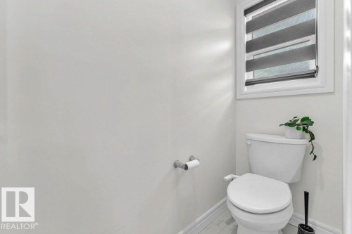 2107 14 Avenue, Edmonton, AB - Indoor Photo Showing Bathroom