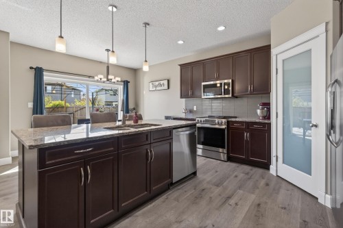 3356 Hilton Crescent, Edmonton, AB - Indoor Photo Showing Kitchen With Upgraded Kitchen