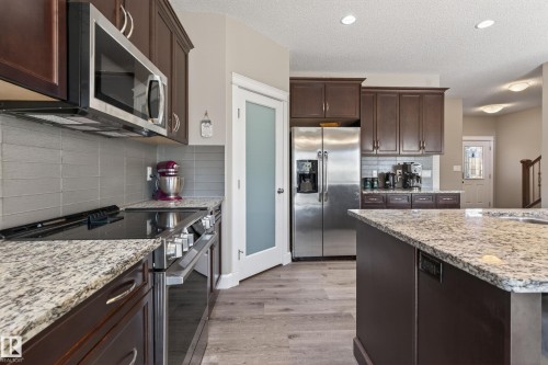 3356 Hilton Crescent, Edmonton, AB - Indoor Photo Showing Kitchen With Upgraded Kitchen