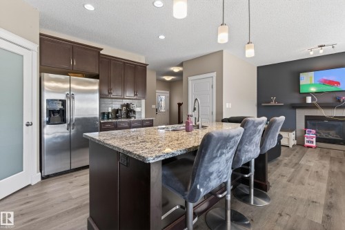 3356 Hilton Crescent, Edmonton, AB - Indoor Photo Showing Kitchen