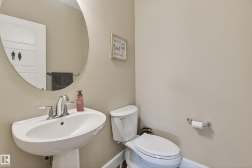 3356 Hilton Crescent, Edmonton, AB - Indoor Photo Showing Bathroom