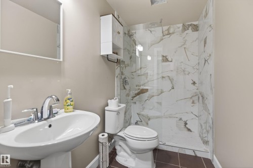 3356 Hilton Crescent, Edmonton, AB - Indoor Photo Showing Bathroom