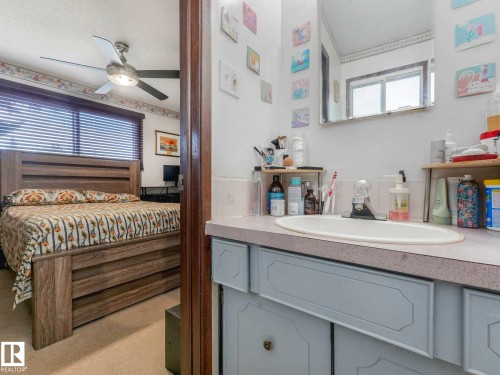 8715 41 Avenue, Edmonton, AB - Indoor Photo Showing Bedroom