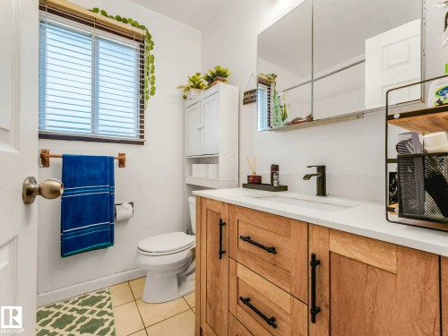 8715 41 Avenue, Edmonton, AB - Indoor Photo Showing Bathroom