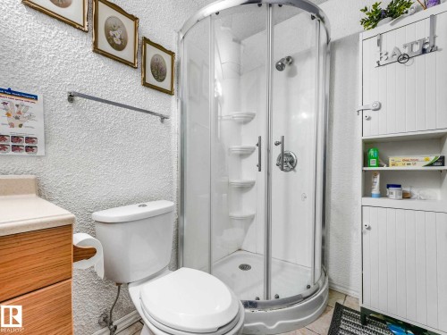 8715 41 Avenue, Edmonton, AB - Indoor Photo Showing Bathroom
