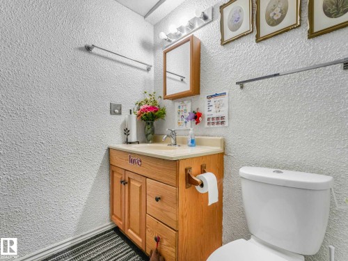 8715 41 Avenue, Edmonton, AB - Indoor Photo Showing Bathroom