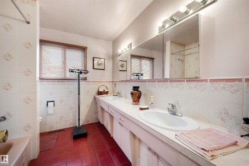 13504 81 Avenue, Edmonton, AB - Indoor Photo Showing Bathroom