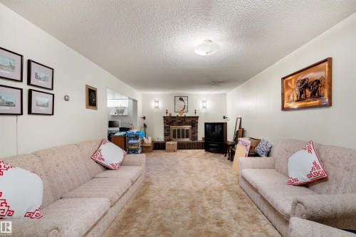 13504 81 Avenue, Edmonton, AB - Indoor Photo Showing Living Room