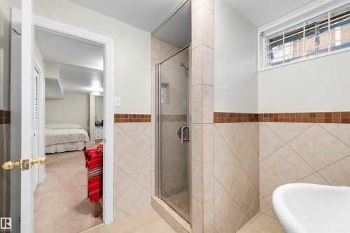 13504 81 Avenue, Edmonton, AB - Indoor Photo Showing Bathroom