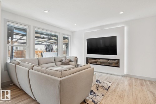 17618 63A Street, Edmonton, AB - Indoor Photo Showing Living Room