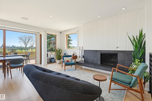 2 Valleyview Crescent, Edmonton, AB - Indoor Photo Showing Living Room