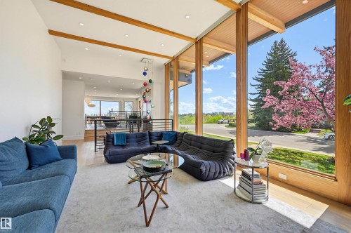 2 Valleyview Crescent, Edmonton, AB - Indoor Photo Showing Living Room