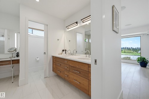 2 Valleyview Crescent, Edmonton, AB - Indoor Photo Showing Bathroom