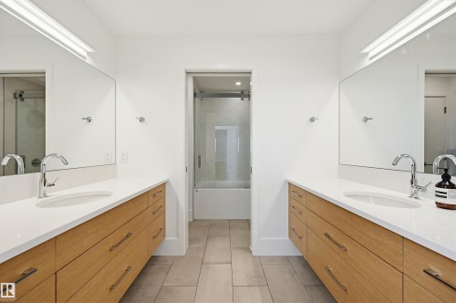 2 Valleyview Crescent, Edmonton, AB - Indoor Photo Showing Bathroom