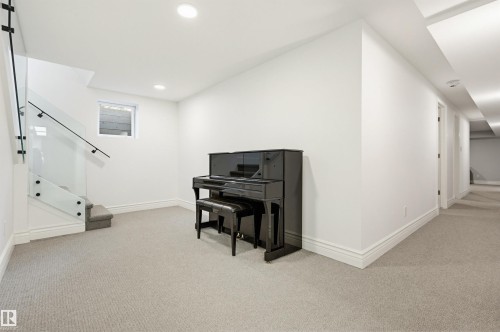 2 Valleyview Crescent, Edmonton, AB - Indoor Photo Showing Other Room