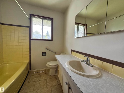 5707 90 Avenue, Edmonton, AB - Indoor Photo Showing Bathroom