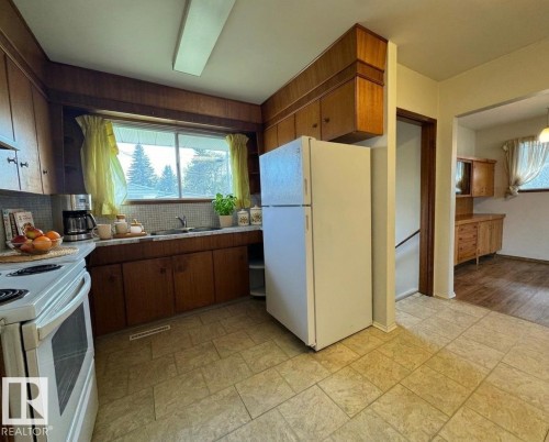 5707 90 Avenue, Edmonton, AB - Indoor Photo Showing Kitchen