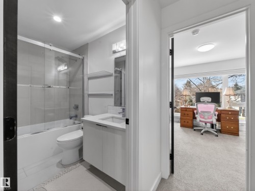 10449 143 Street, Edmonton, AB - Indoor Photo Showing Bathroom