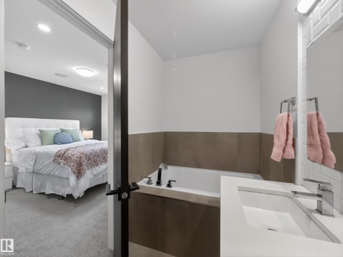 10449 143 Street, Edmonton, AB - Indoor Photo Showing Bathroom