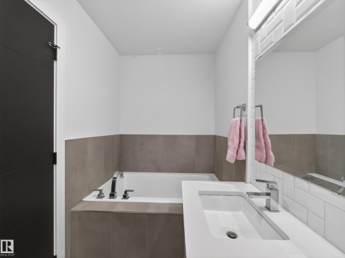 10449 143 Street, Edmonton, AB - Indoor Photo Showing Bathroom