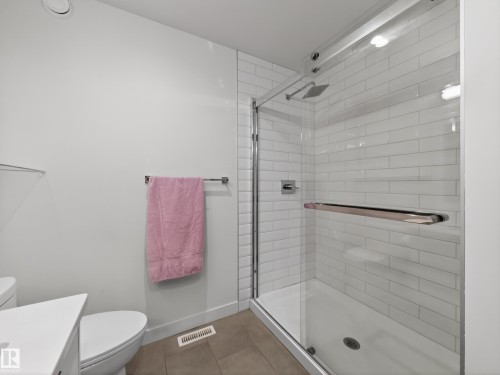 10449 143 Street, Edmonton, AB - Indoor Photo Showing Bathroom