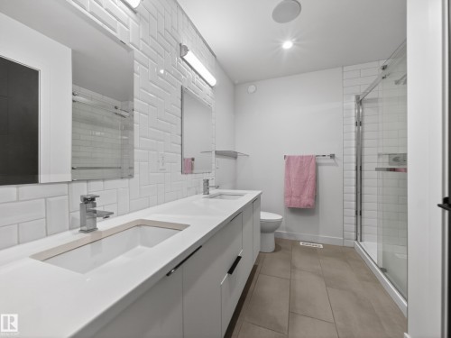 10449 143 Street, Edmonton, AB - Indoor Photo Showing Bathroom
