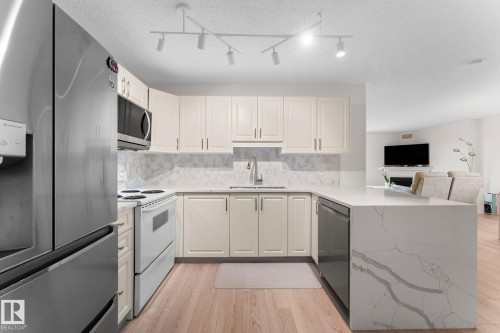 1602 10649 Saskatchewan Drive, Edmonton, AB - Indoor Photo Showing Kitchen