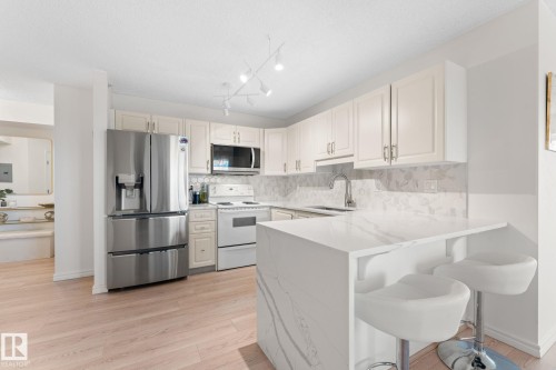 1602 10649 Saskatchewan Drive, Edmonton, AB - Indoor Photo Showing Kitchen