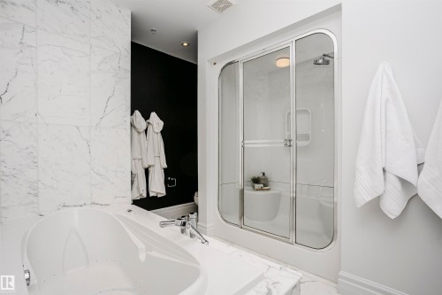 2104 9020 Jasper Avenue, Edmonton, AB - Indoor Photo Showing Bathroom