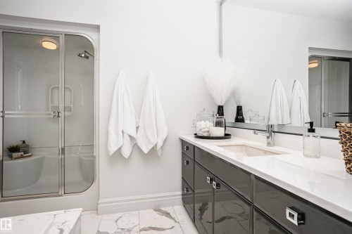 2104 9020 Jasper Avenue, Edmonton, AB - Indoor Photo Showing Bathroom