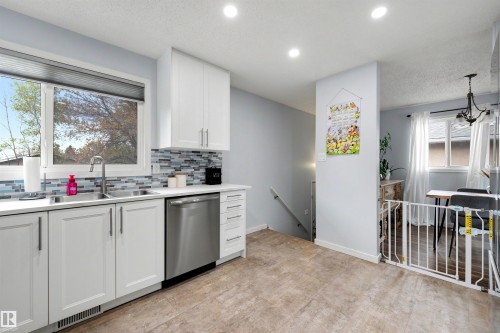 5502 52 Street, Leduc, AB - Indoor Photo Showing Kitchen With Double Sink