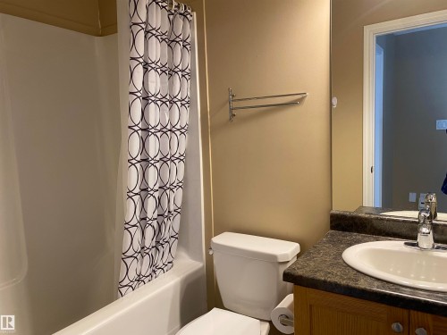 6411 18 Avenue, Edmonton, AB - Indoor Photo Showing Bathroom