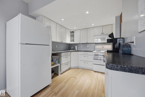 3 18315 89 Avenue, Edmonton, AB - Indoor Photo Showing Kitchen