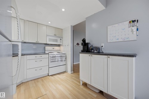 3 18315 89 Avenue, Edmonton, AB - Indoor Photo Showing Kitchen