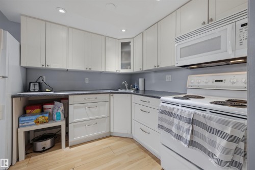 3 18315 89 Avenue, Edmonton, AB - Indoor Photo Showing Kitchen