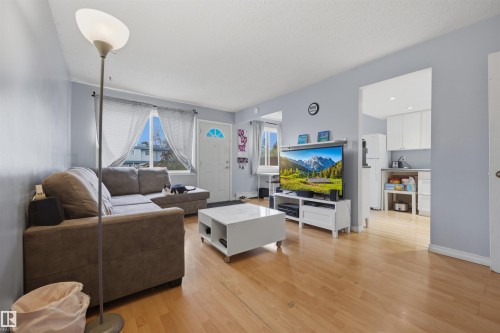 3 18315 89 Avenue, Edmonton, AB - Indoor Photo Showing Living Room