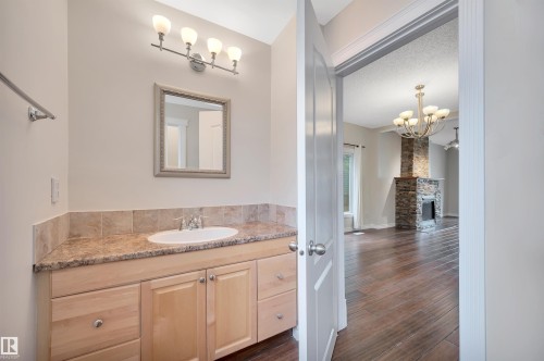11028 84 Avenue, Edmonton, AB - Indoor Photo Showing Bathroom
